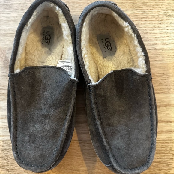 Men’s UGG slippers - Picture 2 of 7